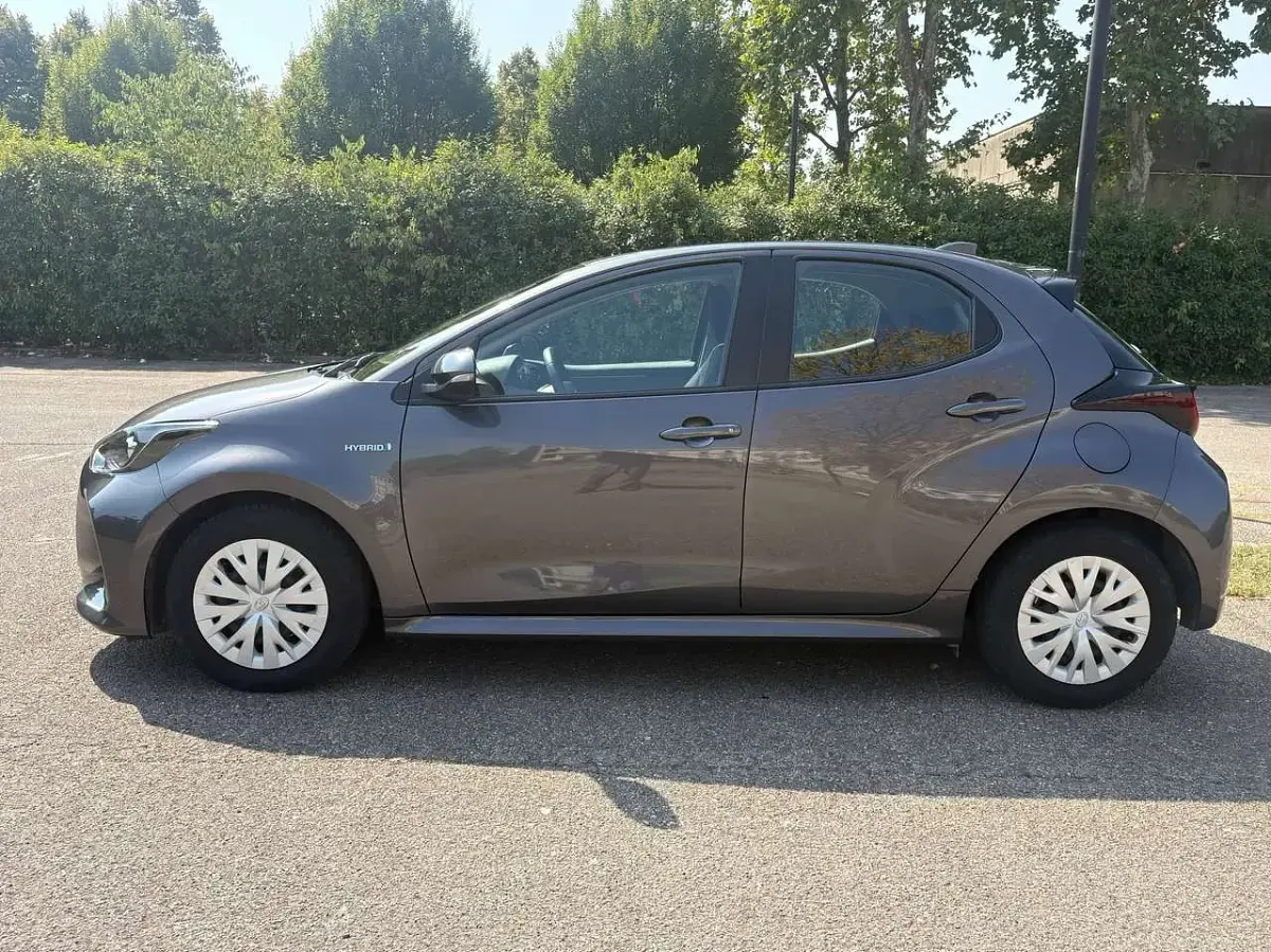 Usata Toyota Yaris Hybrid Business Edition 92 CV (67 kW) 2021 Dark grey metallic Berlina