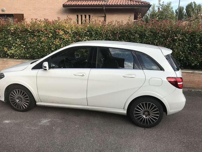 Usata Mercedes B200 156 CV (114 kW) 2016 Bianco Monovolume