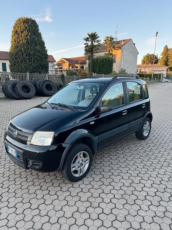 Usata Fiat Panda 4x4 69 CV (50 kW) 2006 Nero Utilitaria