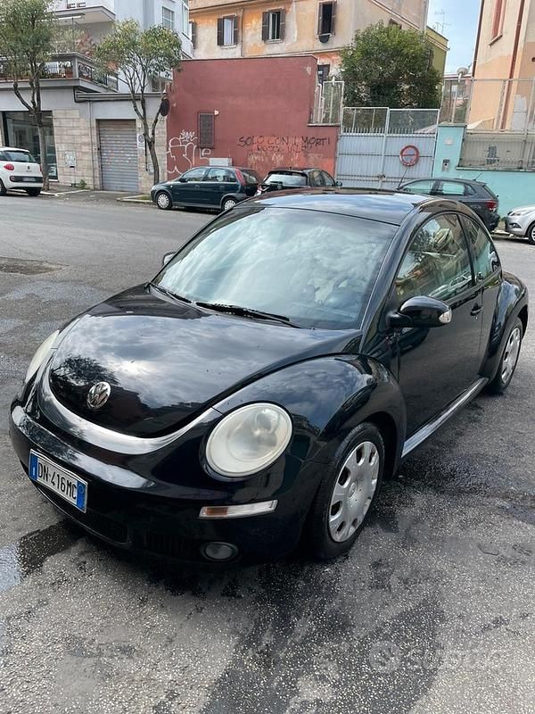 Usata VW New Beetle 102 CV (75 kW) 2008 Nero Utilitaria