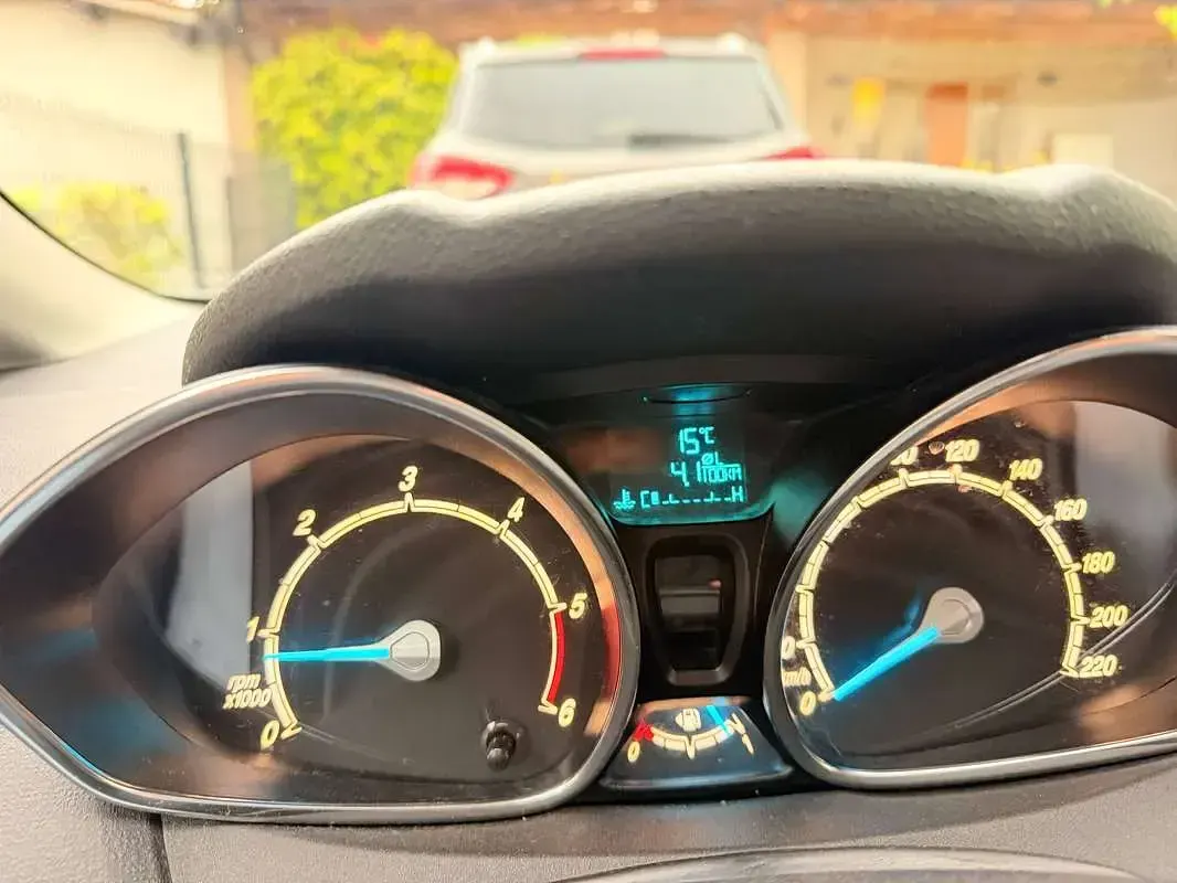 Usado Ford Fiesta 75 HP (55 kW) 2015 Branco Citadino