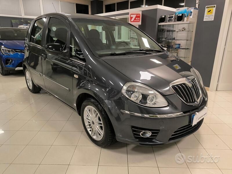 Usata Lancia Musa 95 CV (69 kW) 2011 Grigio Monovolume
