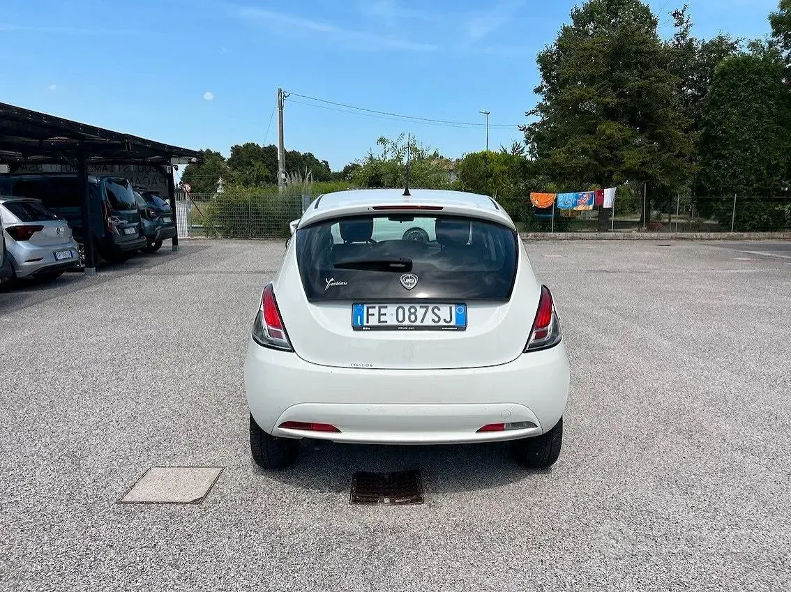 Usata Lancia Ypsilon Silver 69 CV (50 kW) 2016 Bianco Utilitaria