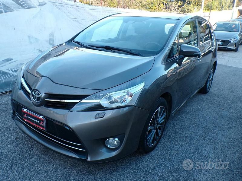 Usata Toyota Verso 111 CV (81 kW) 2016 Grigio Monovolume