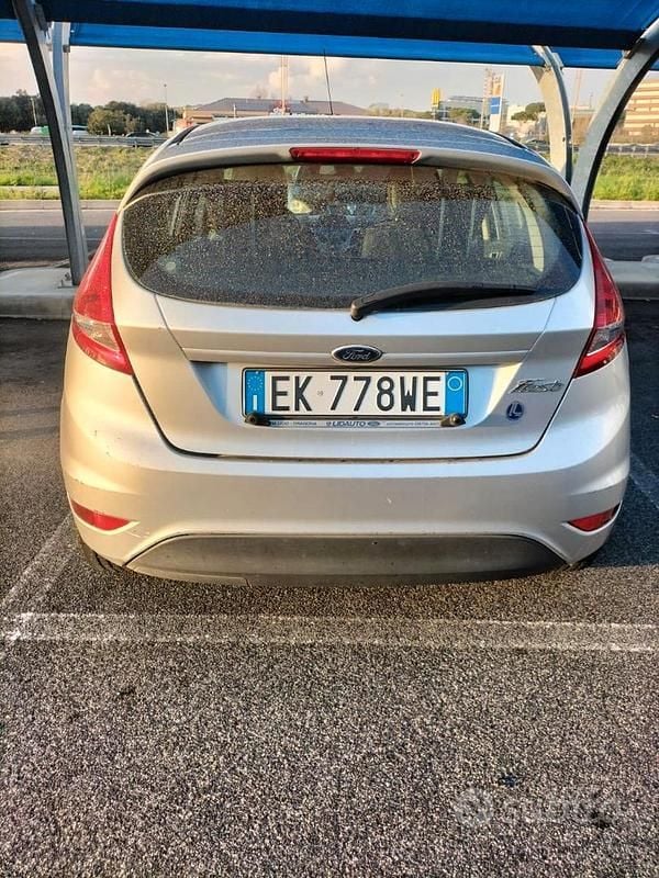 Usata Ford Fiesta 80 CV (58 kW) 2012 Grigio Utilitaria