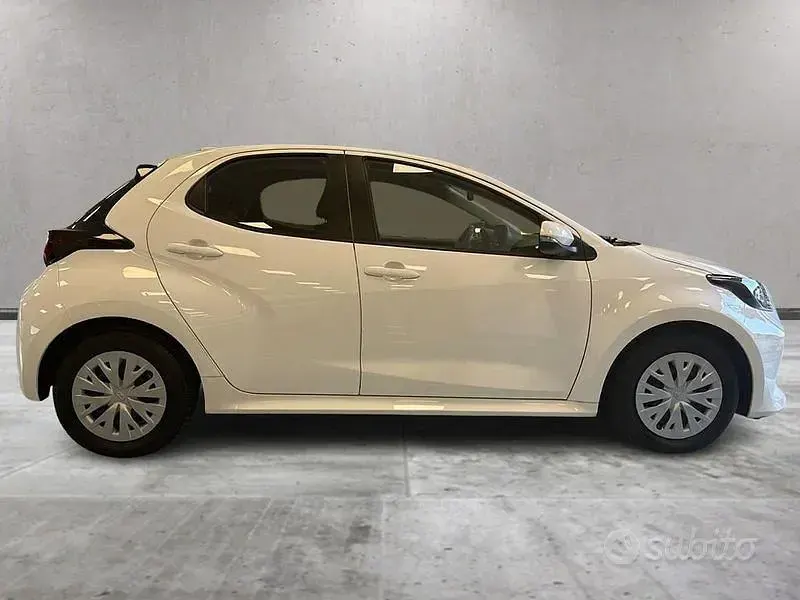 Usata Toyota Yaris Hybrid Active 116 CV (85 kW) 2022 Bianco Berlina