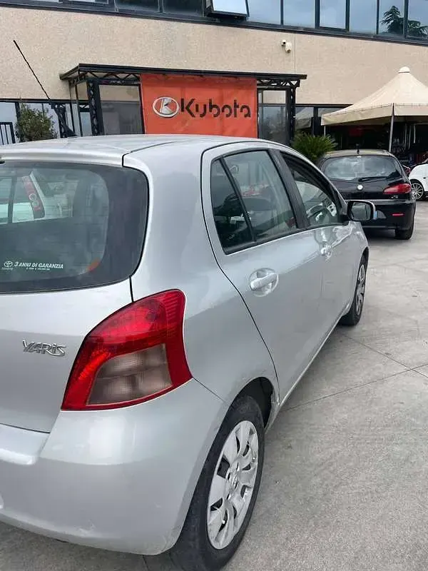 Usata Toyota Yaris 87 CV (63 kW) 2007 Grigio Utilitaria