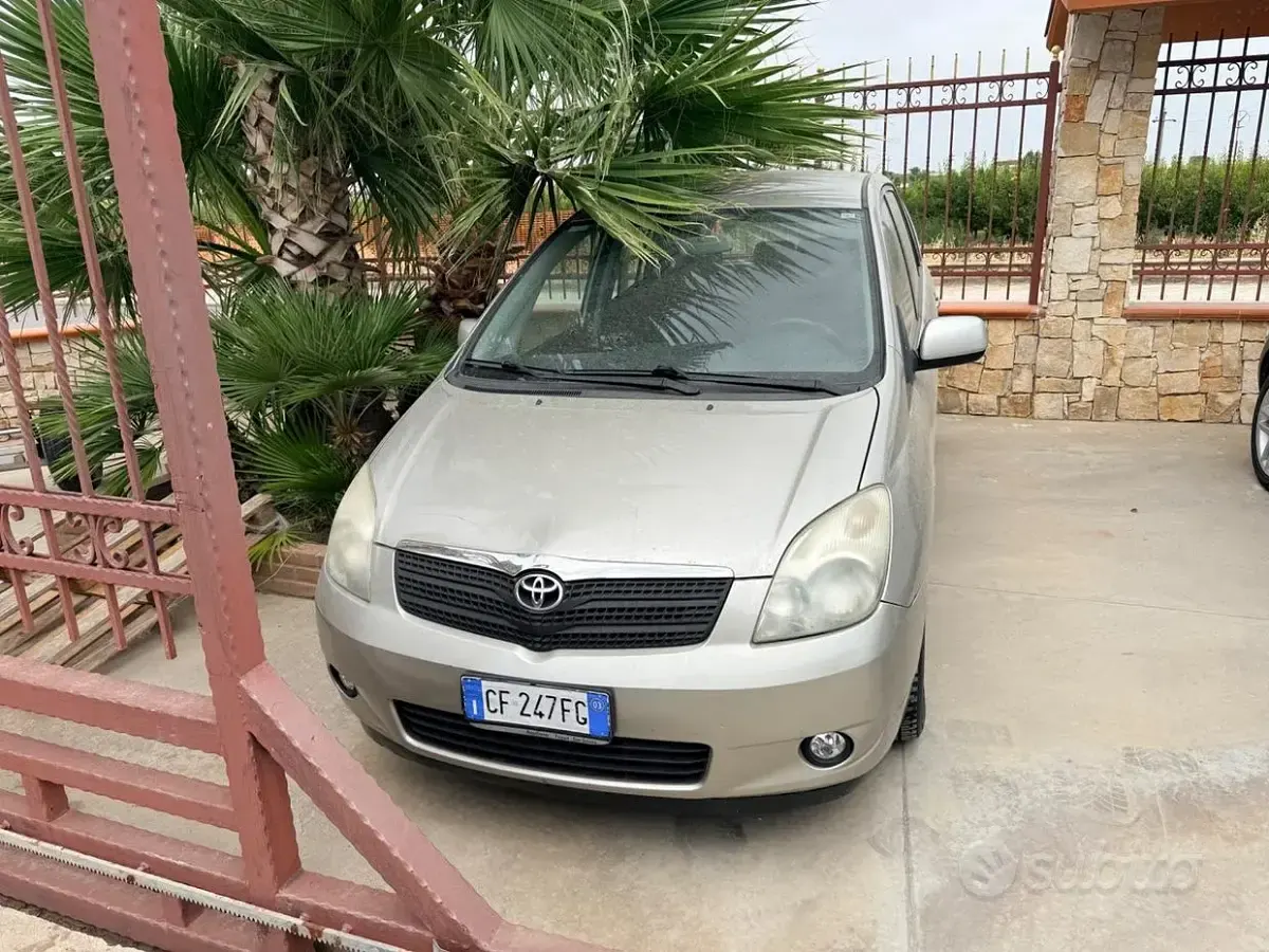Usata Toyota Corolla Verso 116 CV (85 kW) 2003 Grigio Monovolume