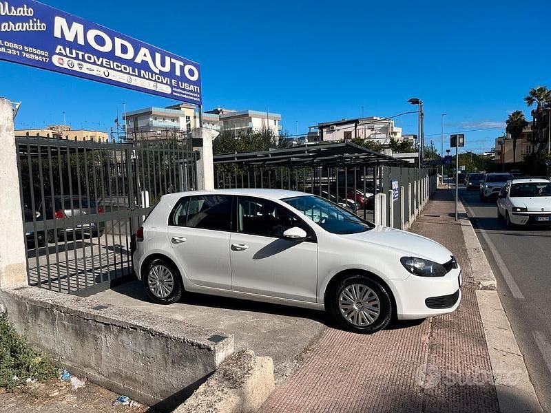 Bianco Usata 2012 VW Golf VII Comfortline Tre volumi | 6800 € (Buon prezzo) - Immagine 1/4