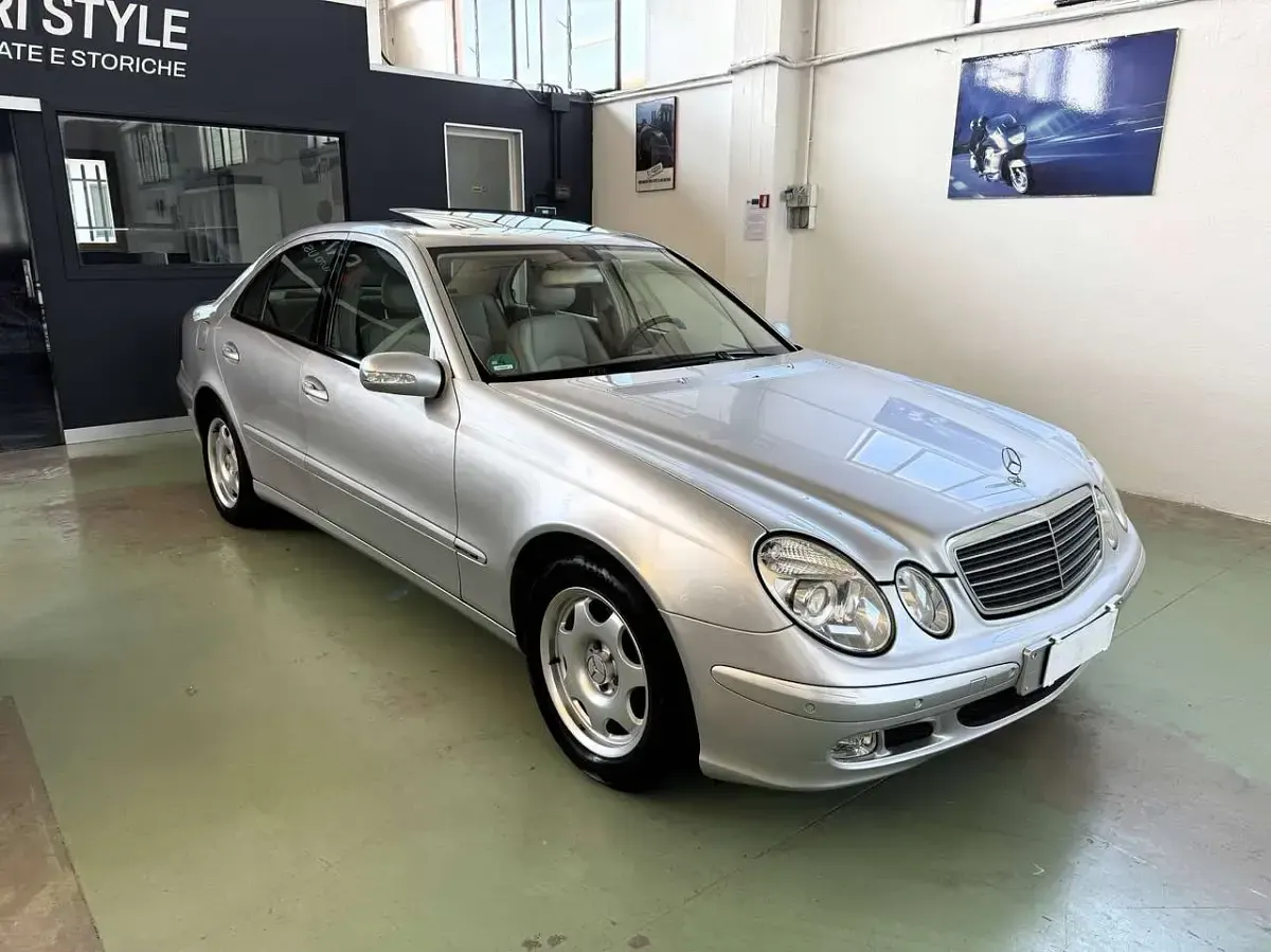 Usata Mercedes E200 163 CV (119 kW) 2003 Argento Berlina