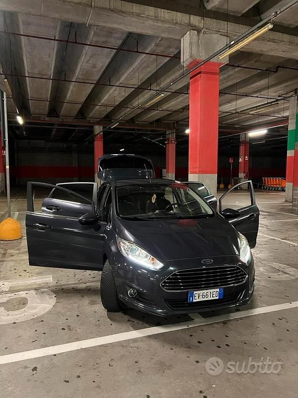Usata Ford Fiesta 75 CV (55 kW) 2014 Blu Utilitaria