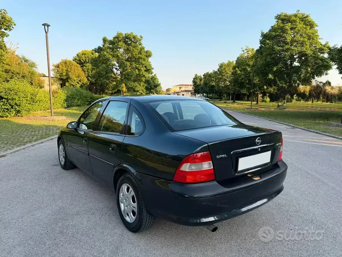 Usata Opel Vectra 116 CV (85 kW) 1996 Grigio Berlina