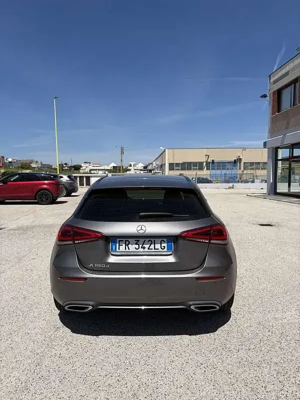 Käytetty Mercedes A180 Premium 116 HP (85 kW) 2018 Sedan