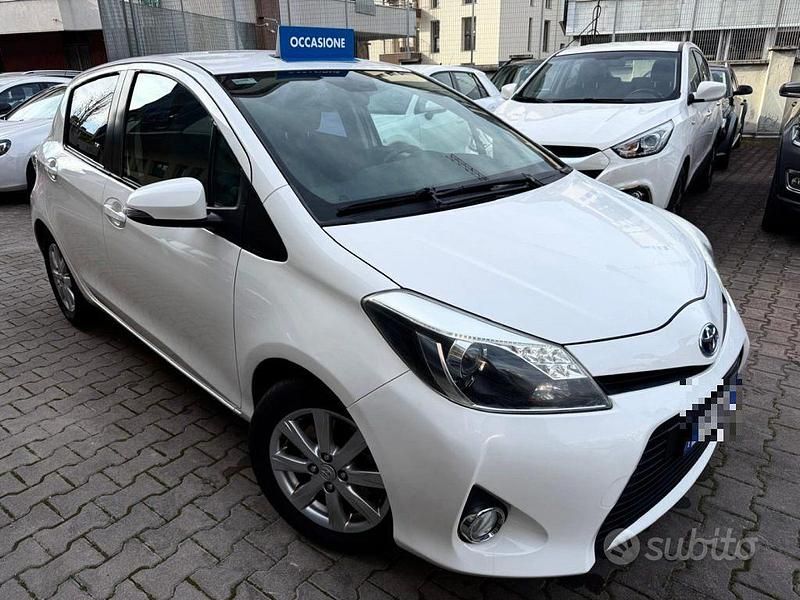 Usata Toyota Yaris Hybrid Lounge 75 CV (55 kW) 2013 Bianco Berlina