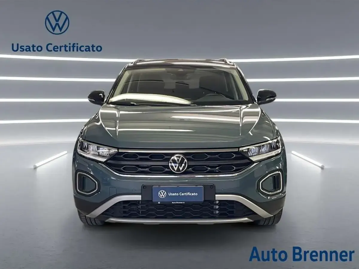 Usata VW T-Roc Life 150 CV (110 kW) 2024 Petroleum blue metallizzato ne SUV