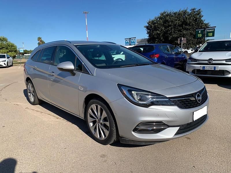 Grigio Usata 2020 Opel Astra Tre volumi | 12.400 € (Ottimo prezzo) - Immagine 1/4