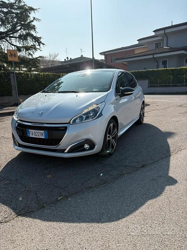 Usata Peugeot 208 GT-line 110 CV (80 kW) 2015 Bianco Utilitaria