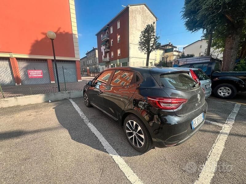 Nero Usata 2022 Renault Clio V Zen Due volumi | 13.800 € (Ottimo prezzo) - Immagine 1/4