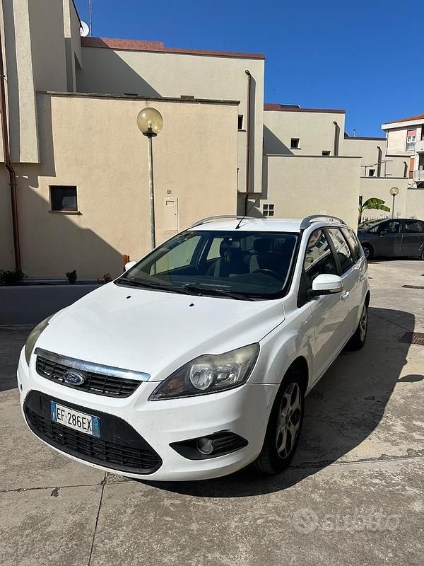Bianco Usata 2010 Ford Focus Station wagon | 2500 € (Buon prezzo) - Immagine 1/4