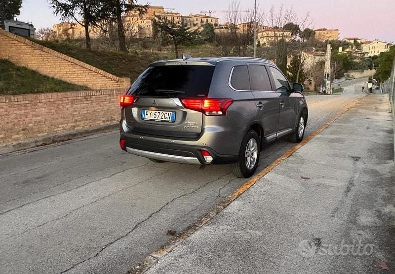 Usata Mitsubishi Outlander Intense 150 CV (110 kW) 2019 Grigio SUV