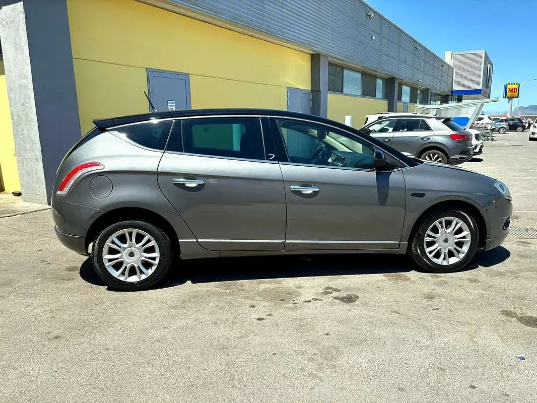 Usata Lancia Delta 120 CV (88 kW) 2009 Grigio Utilitaria