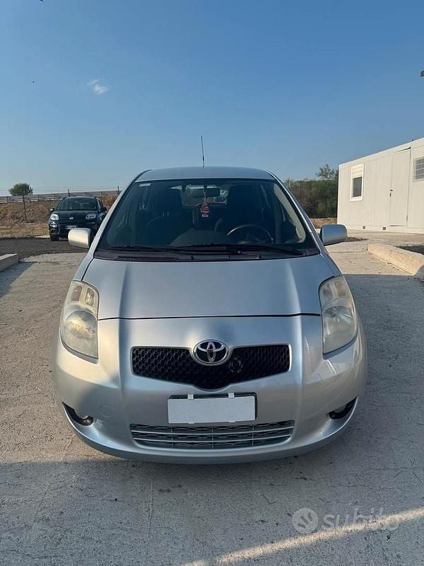 Usata Toyota Yaris Sol 90 CV (66 kW) 2010 Argento Berlina