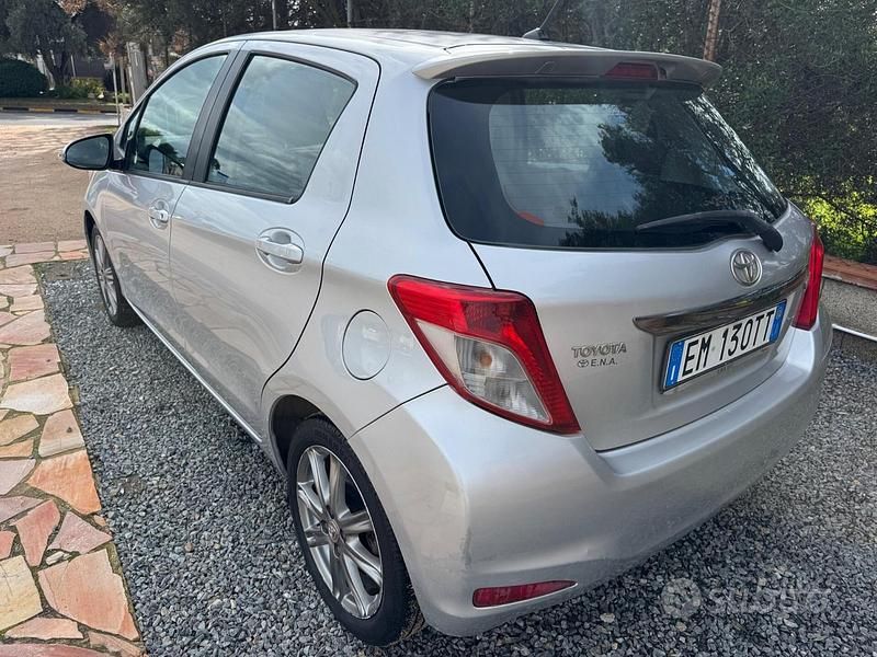 Usata Toyota Yaris Lounge 99 CV (72 kW) 2012 Grigio Berlina