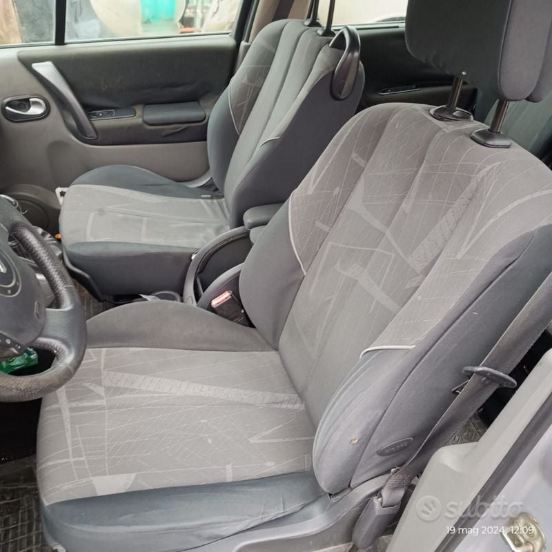 Grigio Usata 2004 Renault Scénic II Monovolume | 600 € (Super prezzo) - Immagine 1/4