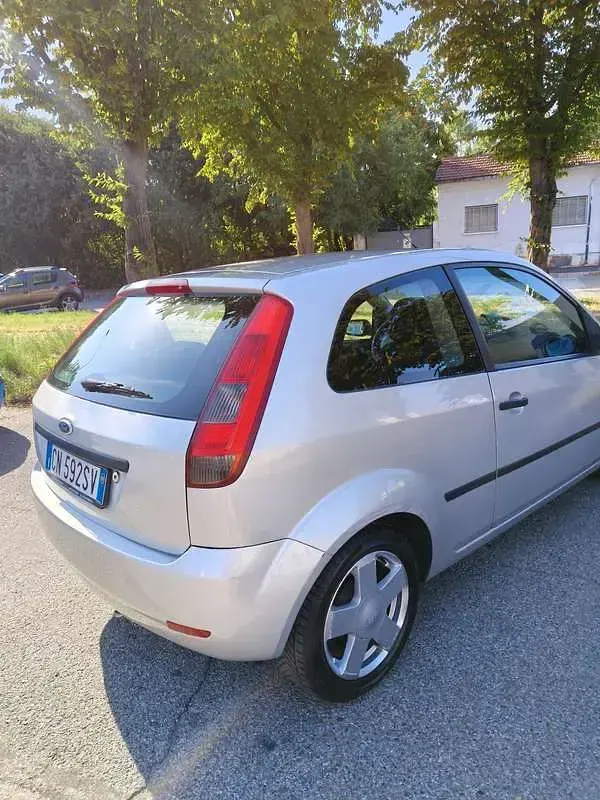 Usata Ford Fiesta Ambiente 75 CV (55 kW) 2004 Utilitaria