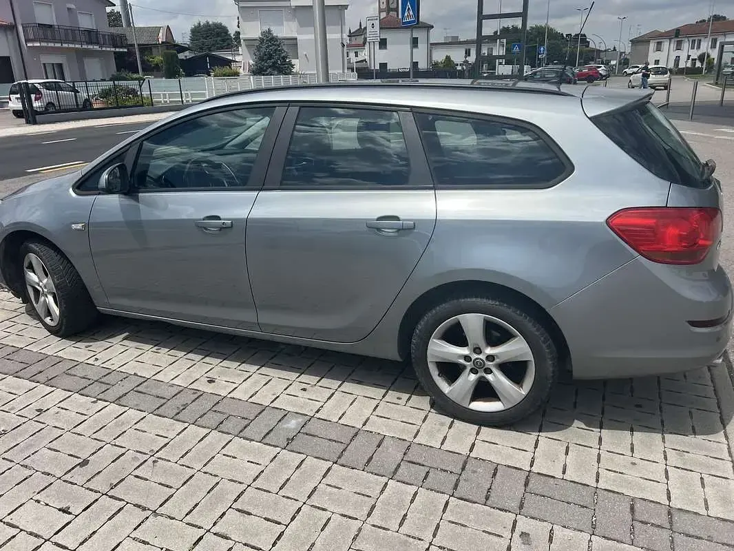Usata Opel Astra Cosmo 140 CV (102 kW) 2012 Grigio Station wagon