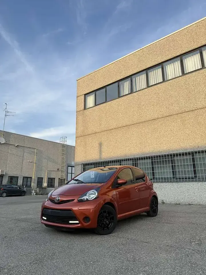 Usata Toyota Aygo Connect Style 68 CV (50 kW) 2013 Arancione Utilitaria