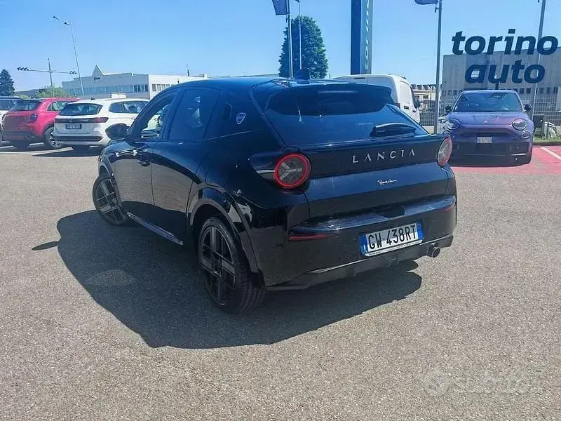 Usata Lancia Ypsilon 101 CV (74 kW) 2024 Nero Utilitaria