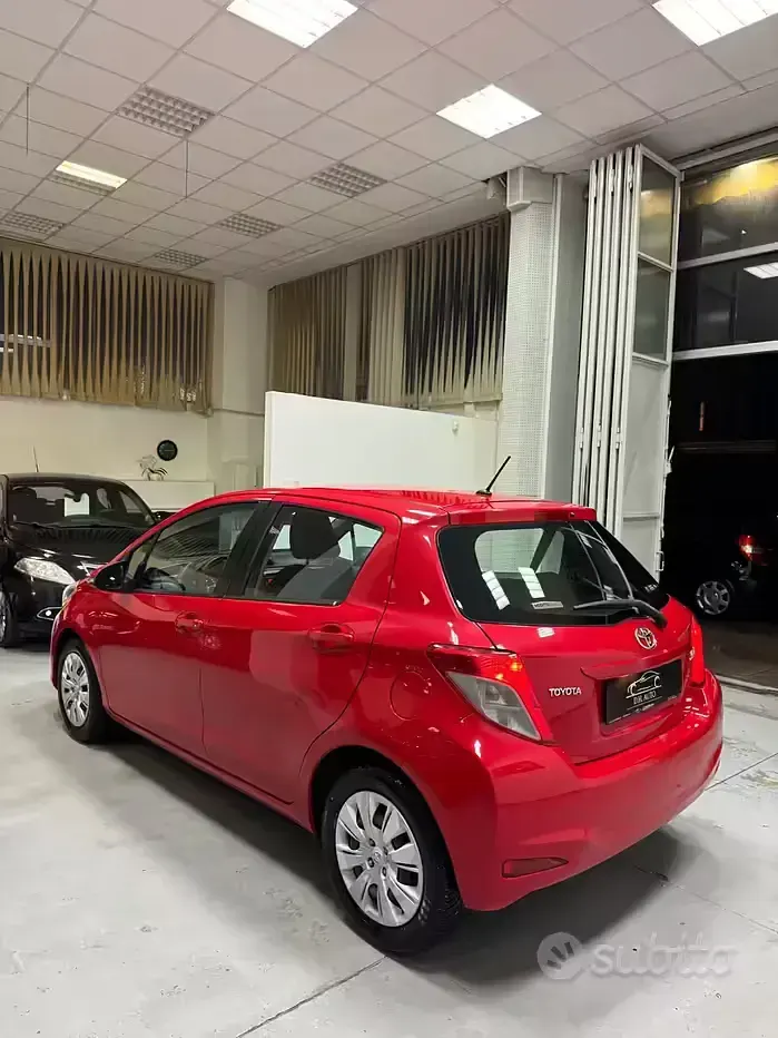 Begagnad Toyota Yaris Active 69 HK (50 kW) 2014 Röd Halvkombi