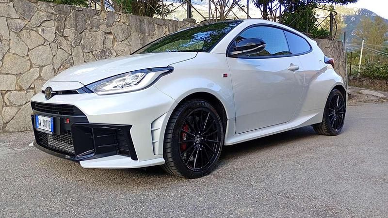 Usata Toyota Yaris 280 CV (205 kW) 2024 Bianco Berlina