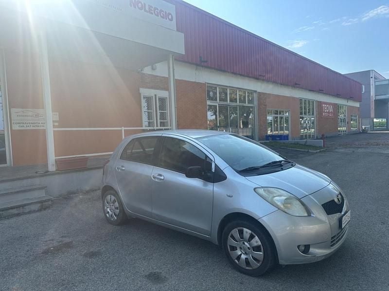 Argento Usata 2008 Toyota Yaris Tre volumi | 2900 € (Buon prezzo) - Immagine 1/4