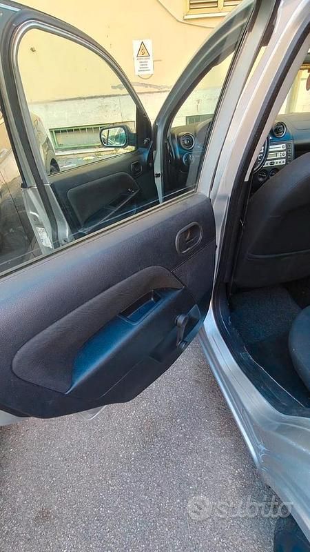 Usata Ford Fiesta 68 CV (50 kW) 2004 Grigio Utilitaria