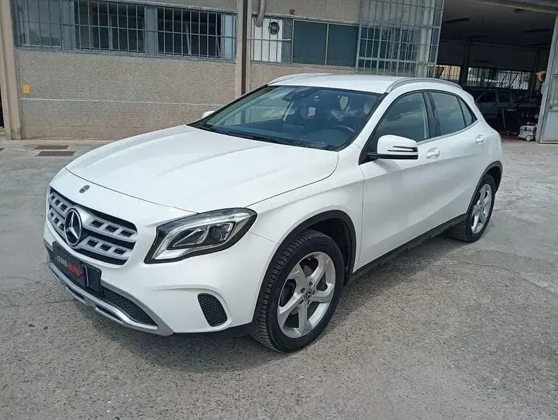 Usata Mercedes GLA180 108 CV (79 kW) 2018 Bianco SUV