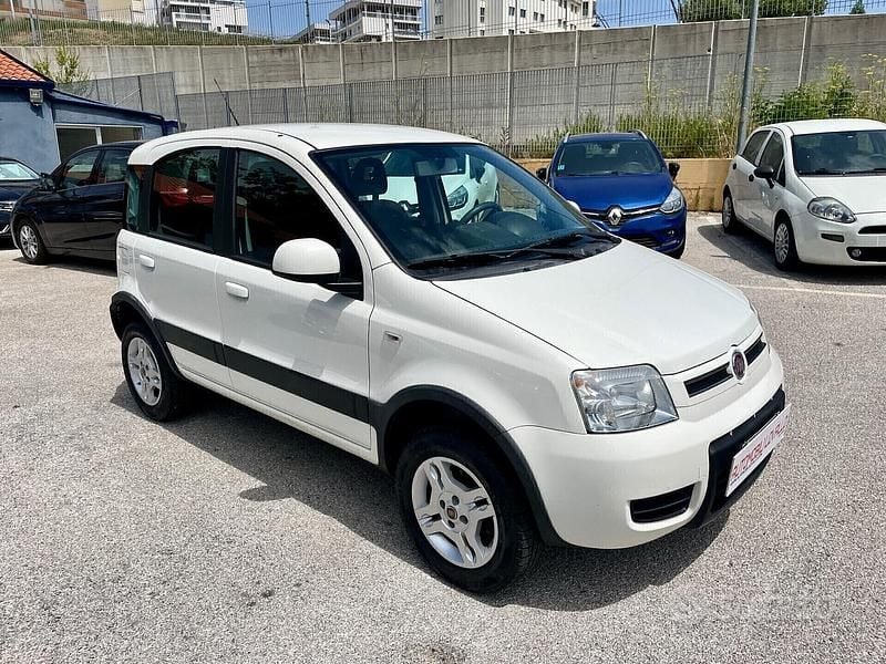 Usata Fiat Panda 4x4 75 CV (55 kW) 2012 Bianco Utilitaria