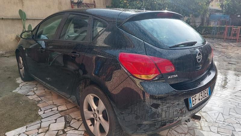 Usata Opel Astra 125 CV (91 kW) 2010 Nero Berlina