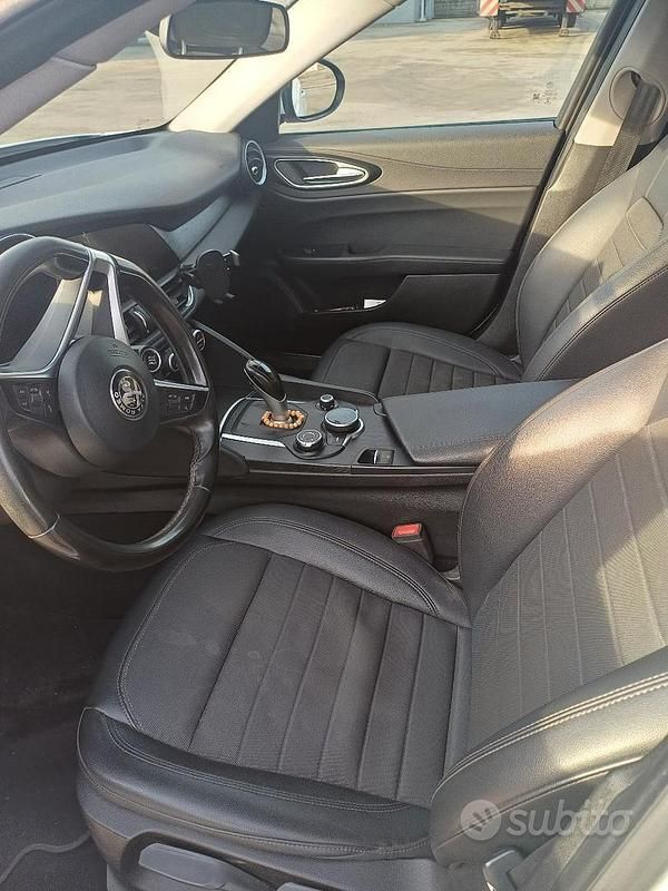 Usata Alfa Romeo Giulia 150 CV (110 kW) 2017 Bianco Berlina