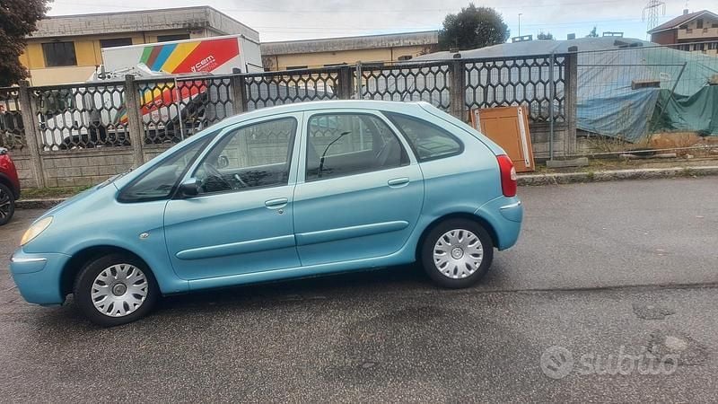 Verde Usata 2005 Citroën Xsara Picasso Monovolume | 2000 € - Immagine 1/4