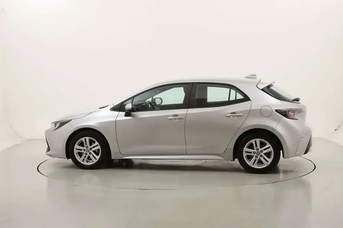 Usata Toyota Corolla Hybrid Business Edition 122 CV (89 kW) 2022 Argento Berlina