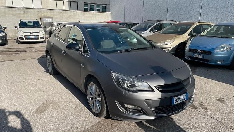 Usata Opel Astra Cosmo 110 CV (80 kW) 2013 Grigio Berlina