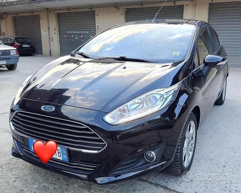 Usata Ford Fiesta 100 CV (73 kW) 2015 Nero Berlina
