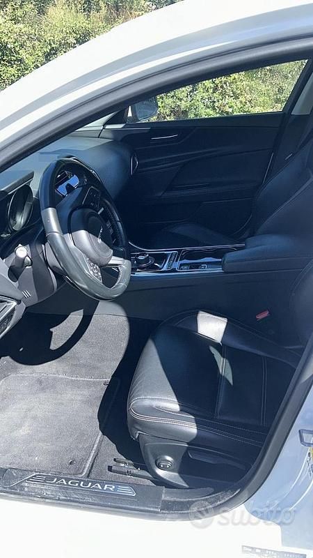Usata Jaguar XE 180 CV (132 kW) 2016 Bianco Berlina