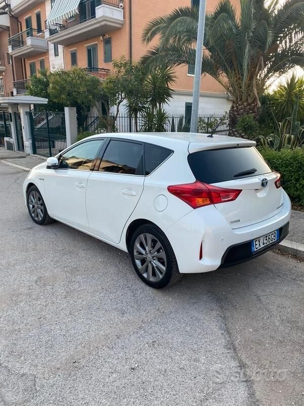 Usata Toyota Auris Hybrid 99 CV (72 kW) 2014 Bianco Berlina