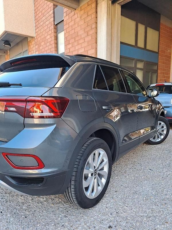 Usata VW T-Roc 150 CV (110 kW) 2024 Grigio SUV