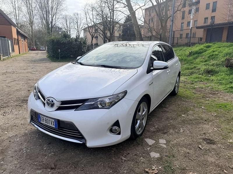 Usata Toyota Auris Hybrid Lounge 99 CV (72 kW) 2013 Bianco Berlina