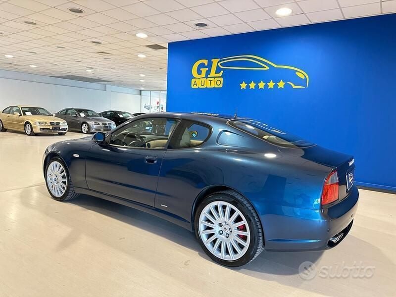 Begagnad Maserati Coupé 390 HK (286 kW) 2005 Blå Sportkupé