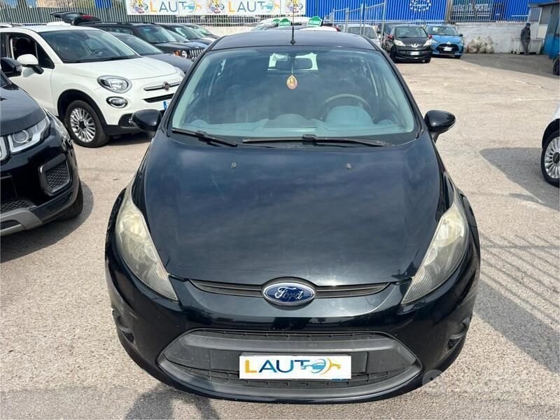 Nero Usata 2010 Ford Fiesta Due volumi | 2990 € (Ottimo prezzo) - Immagine 1/4